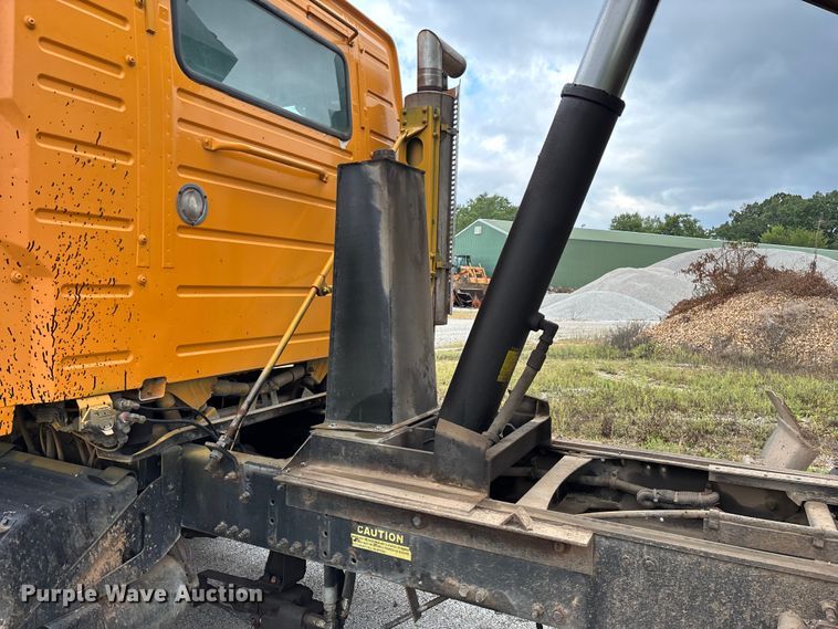 image for item EN5622 1998 Volvo VN dump truck