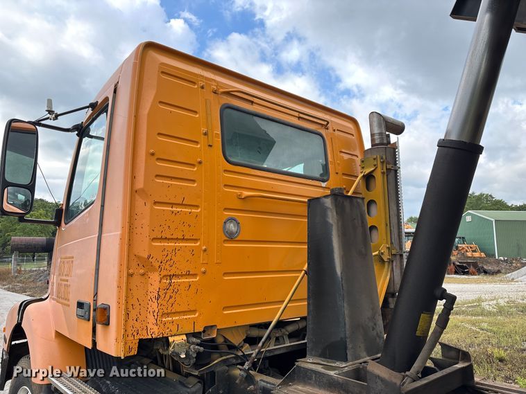 image for item EN5622 1998 Volvo VN dump truck