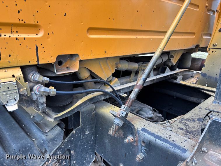 image for item EN5622 1998 Volvo VN dump truck