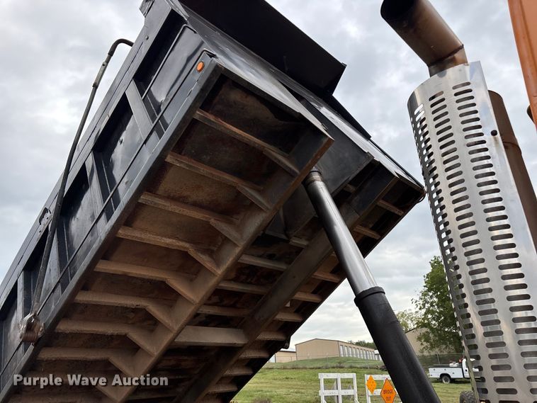 image for item EN5622 1998 Volvo VN dump truck