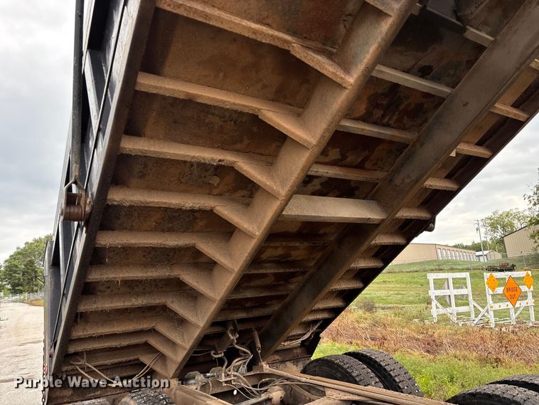 image for item EN5622 1998 Volvo VN dump truck