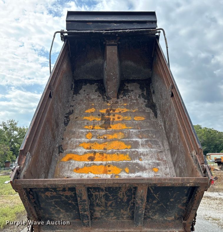 image for item EN5622 1998 Volvo VN dump truck