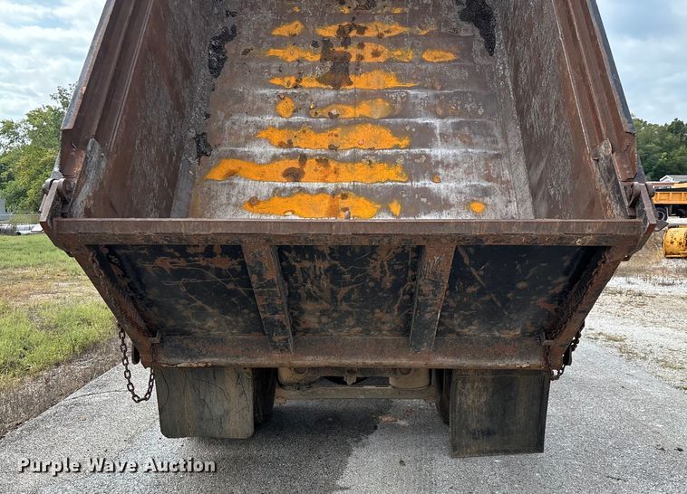 image for item EN5622 1998 Volvo VN dump truck