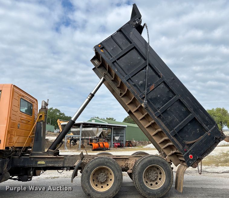 image for item EN5622 1998 Volvo VN dump truck
