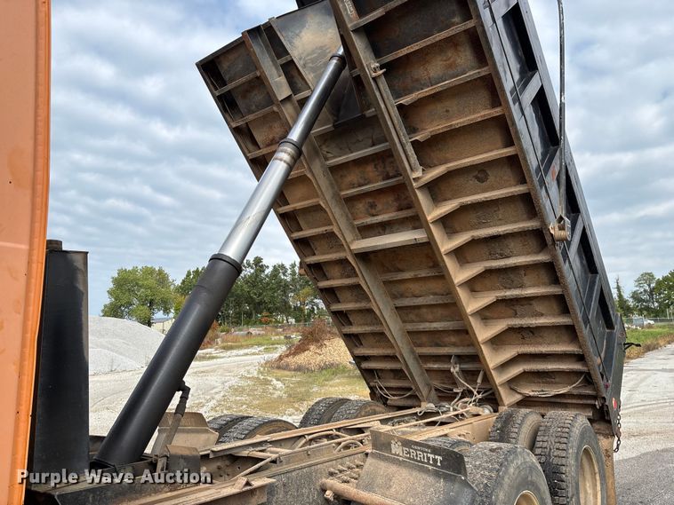 image for item EN5622 1998 Volvo VN dump truck