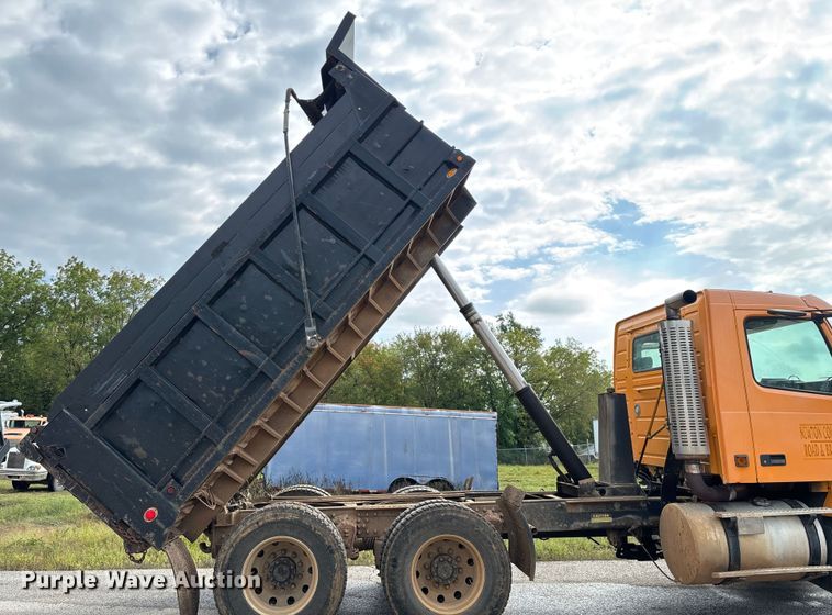 image for item EN5622 1998 Volvo VN dump truck