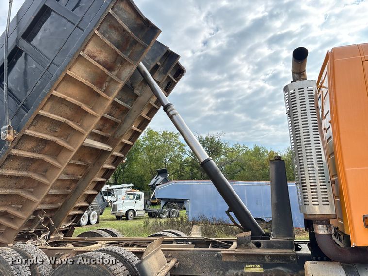 image for item EN5622 1998 Volvo VN dump truck