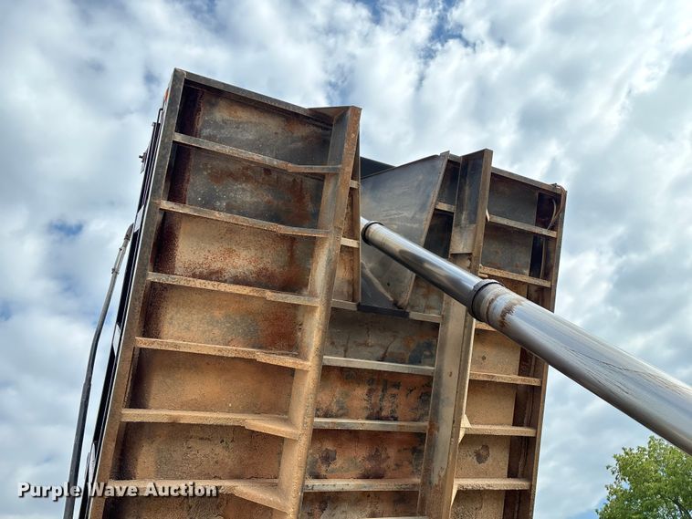 image for item EN5622 1998 Volvo VN dump truck