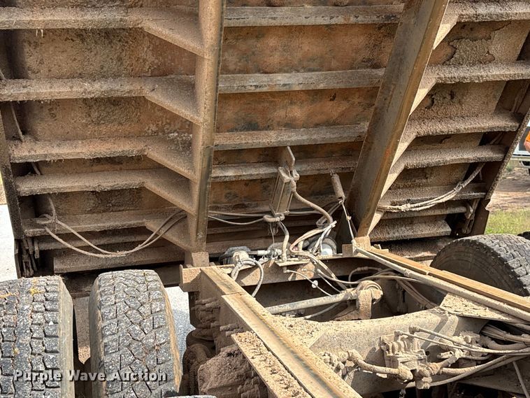 image for item EN5622 1998 Volvo VN dump truck