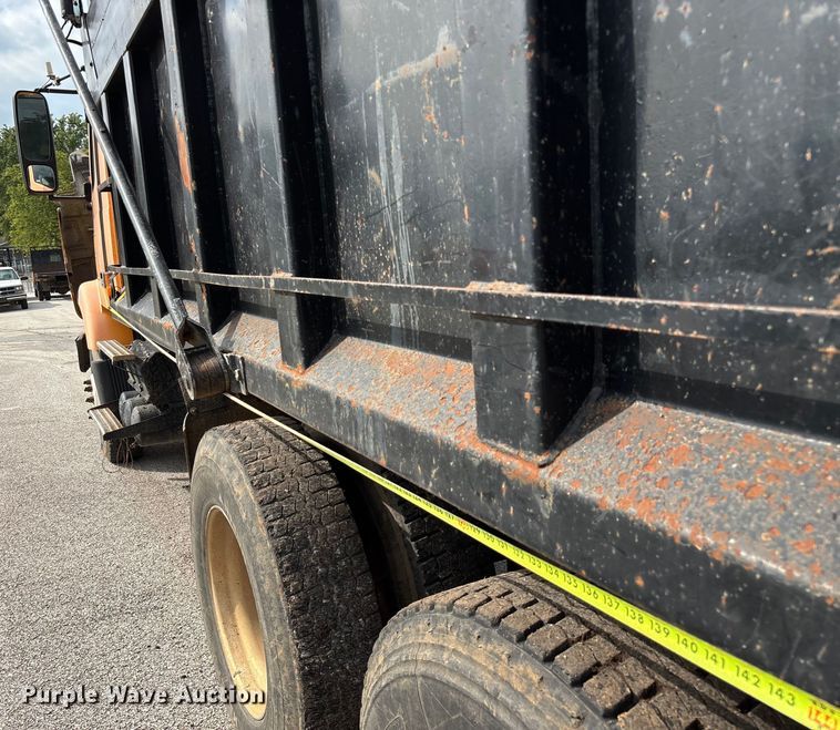 image for item EN5622 1998 Volvo VN dump truck