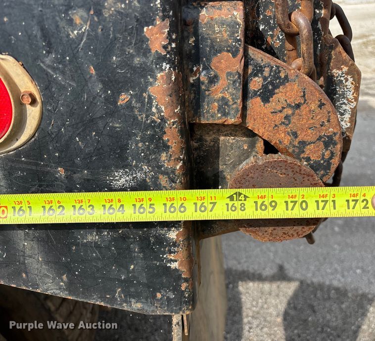 image for item EN5622 1998 Volvo VN dump truck