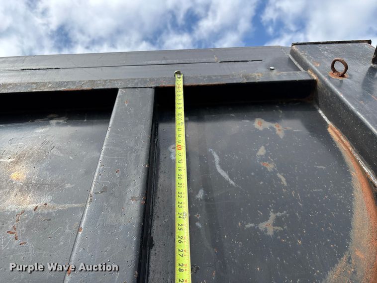 image for item EN5622 1998 Volvo VN dump truck