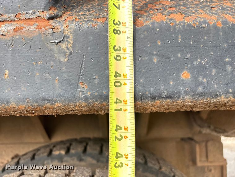 image for item EN5622 1998 Volvo VN dump truck