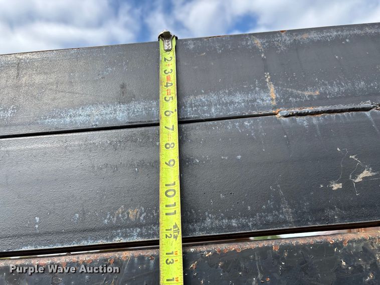 image for item EN5622 1998 Volvo VN dump truck