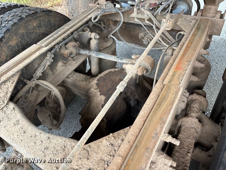 image for item EN5622 1998 Volvo VN dump truck