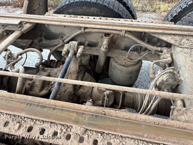 image for item EN5622 1998 Volvo VN dump truck