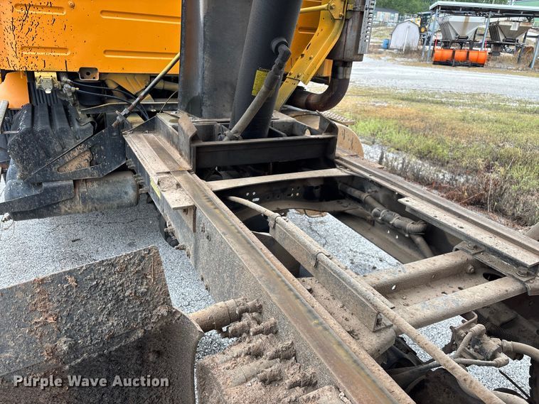 image for item EN5622 1998 Volvo VN dump truck