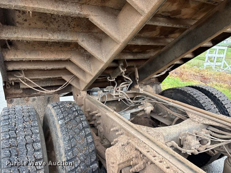 image for item EN5622 1998 Volvo VN dump truck