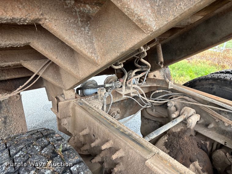 image for item EN5622 1998 Volvo VN dump truck