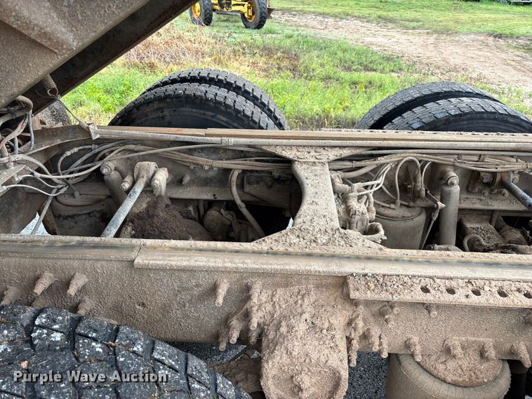 image for item EN5622 1998 Volvo VN dump truck