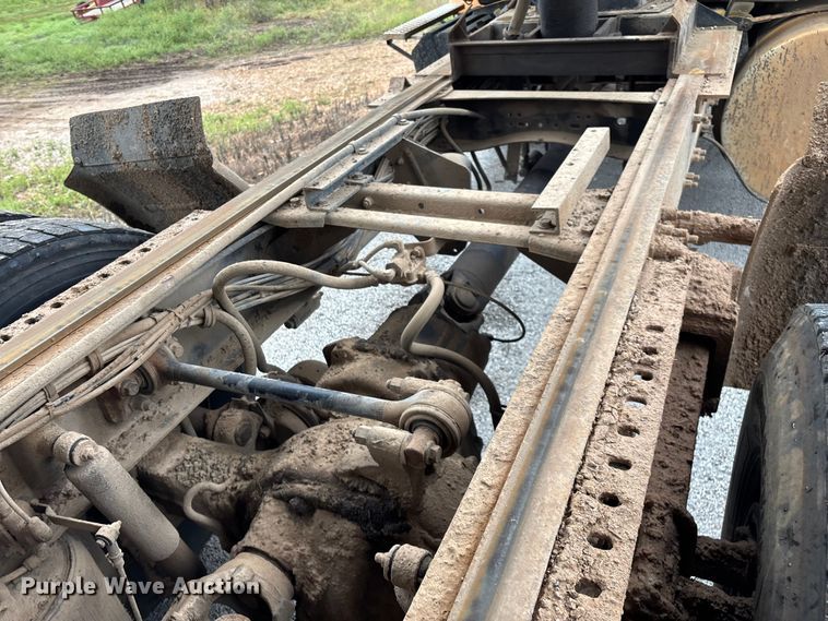 image for item EN5622 1998 Volvo VN dump truck