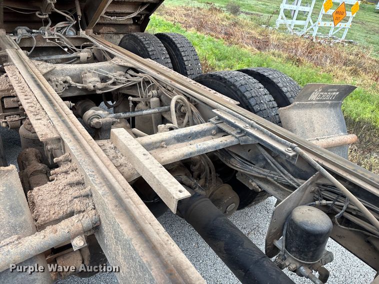 image for item EN5622 1998 Volvo VN dump truck