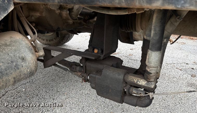 image for item EN5622 1998 Volvo VN dump truck