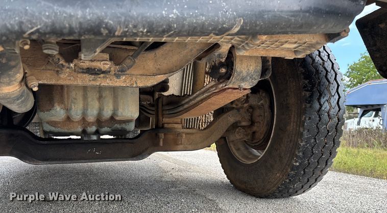 image for item EN5622 1998 Volvo VN dump truck