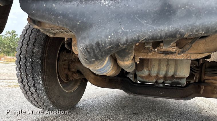 image for item EN5622 1998 Volvo VN dump truck