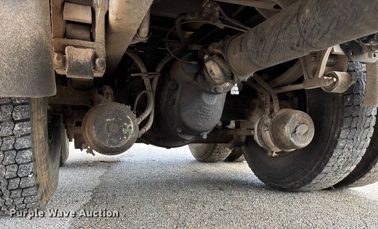 image for item EN5622 1998 Volvo VN dump truck