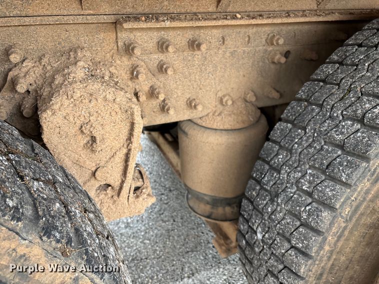 image for item EN5622 1998 Volvo VN dump truck