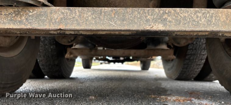 image for item EN5622 1998 Volvo VN dump truck