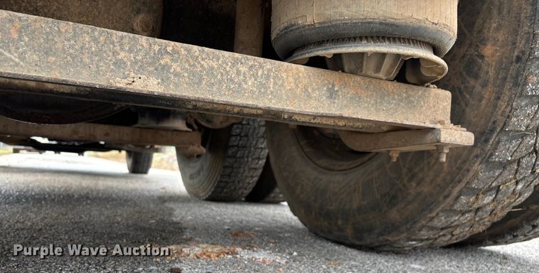 image for item EN5622 1998 Volvo VN dump truck