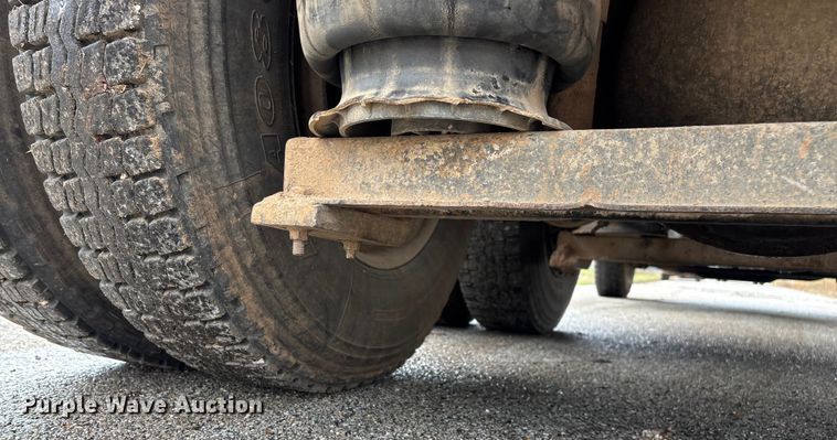 image for item EN5622 1998 Volvo VN dump truck