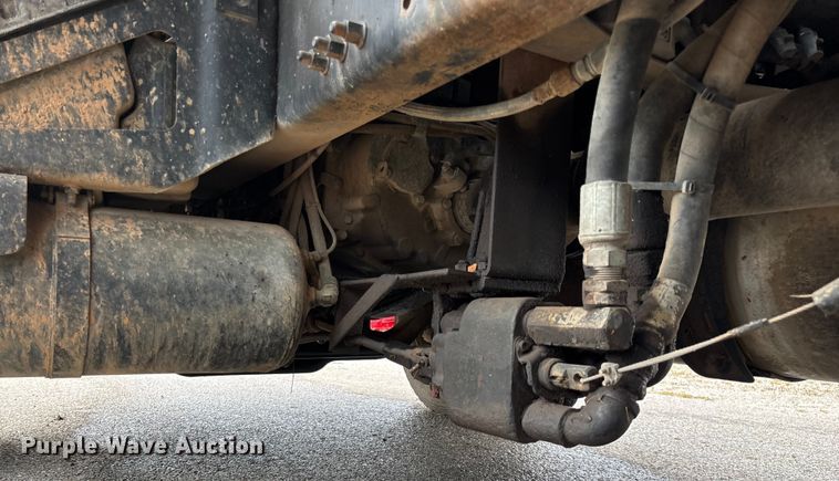 image for item EN5622 1998 Volvo VN dump truck