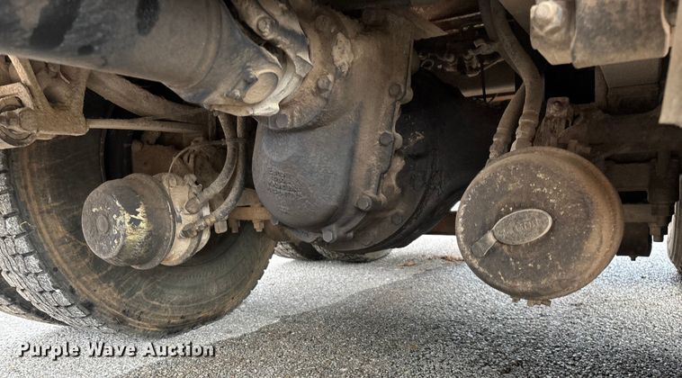 image for item EN5622 1998 Volvo VN dump truck