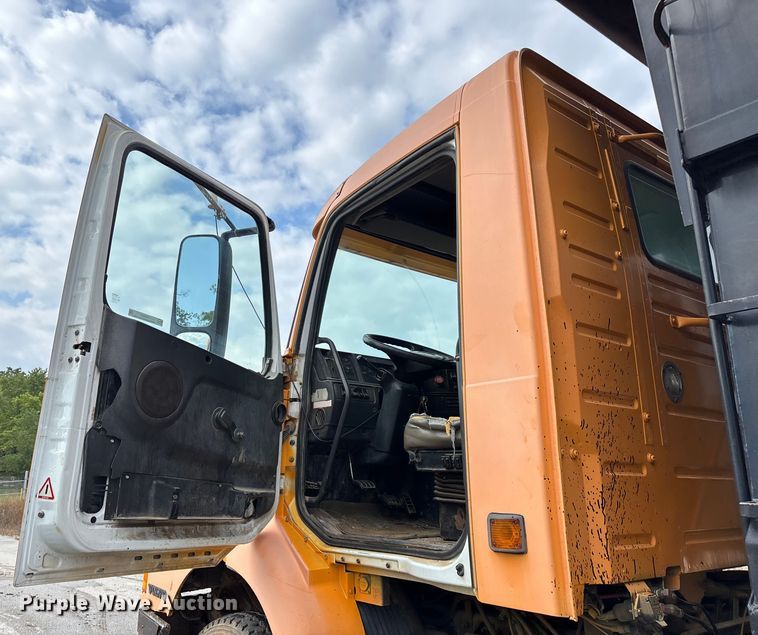 image for item EN5622 1998 Volvo VN dump truck