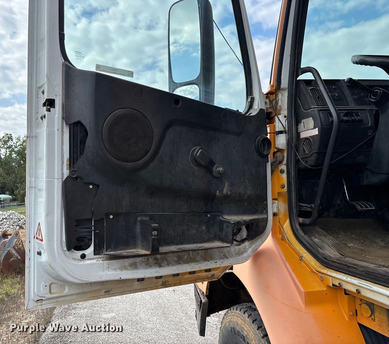 image for item EN5622 1998 Volvo VN dump truck