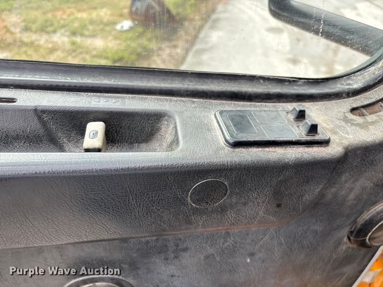 image for item EN5622 1998 Volvo VN dump truck