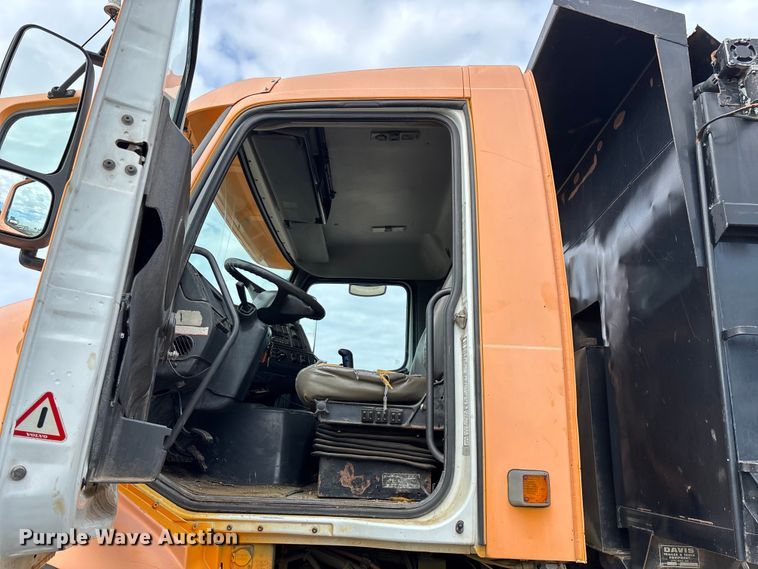 image for item EN5622 1998 Volvo VN dump truck