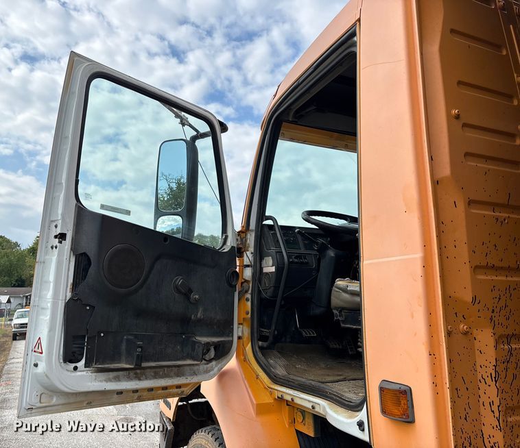 image for item EN5622 1998 Volvo VN dump truck