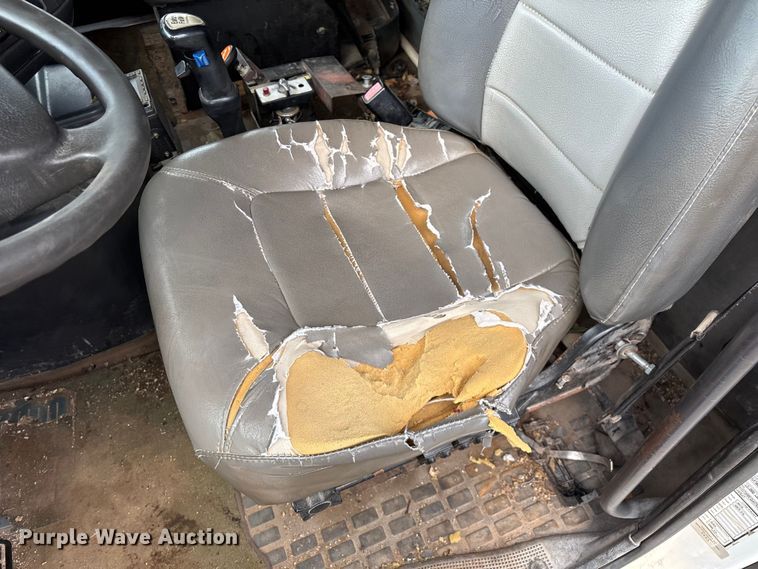 image for item EN5622 1998 Volvo VN dump truck