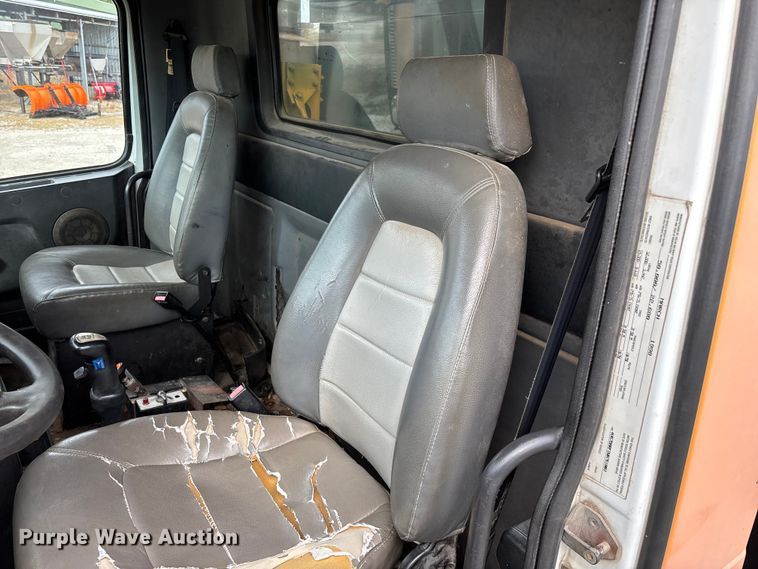 image for item EN5622 1998 Volvo VN dump truck