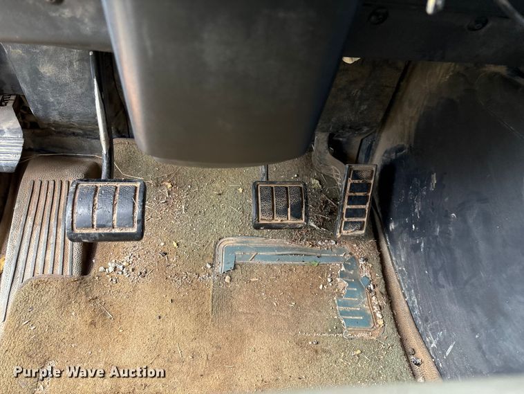 image for item EN5622 1998 Volvo VN dump truck