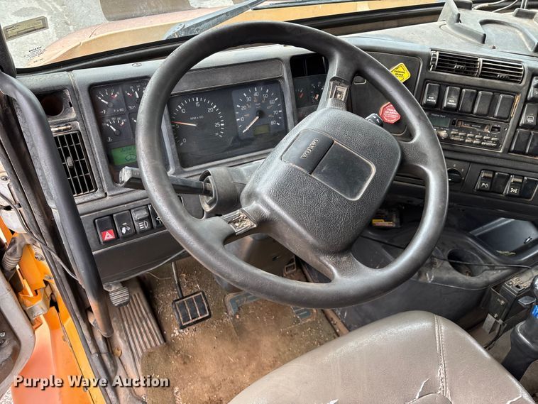 image for item EN5622 1998 Volvo VN dump truck