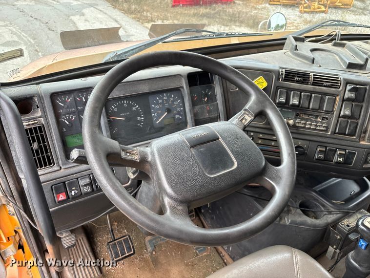 image for item EN5622 1998 Volvo VN dump truck