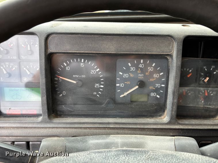 image for item EN5622 1998 Volvo VN dump truck