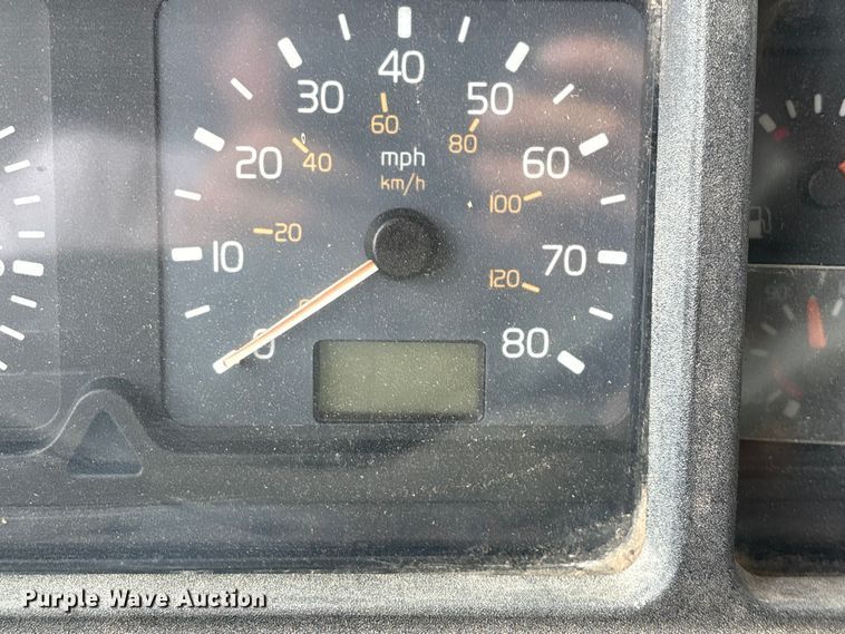 image for item EN5622 1998 Volvo VN dump truck