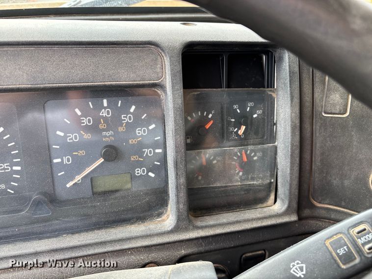 image for item EN5622 1998 Volvo VN dump truck