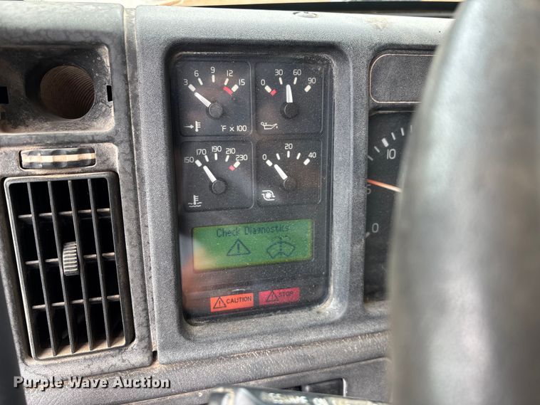 image for item EN5622 1998 Volvo VN dump truck